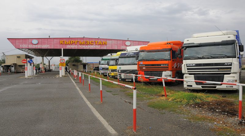 Кыргызстан: за вымогательство задержан сотрудник таможни