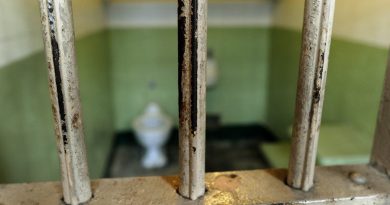 Кыргызстан: в переполненных изоляторах задержанные спят на полу