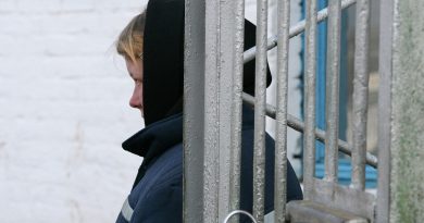 Казахстан: президент помиловал заключенную, изнасилованную тюремным надзирателем