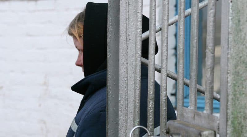 Казахстан: президент помиловал заключенную, изнасилованную тюремным надзирателем