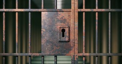 Кыргызстан: обвиняемый в убийстве зашил себе рот в зале суда