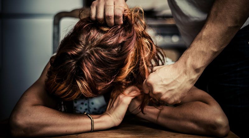 Таджикистан: недостатки в законодательстве не позволяют защитить жертв домашнего насилия