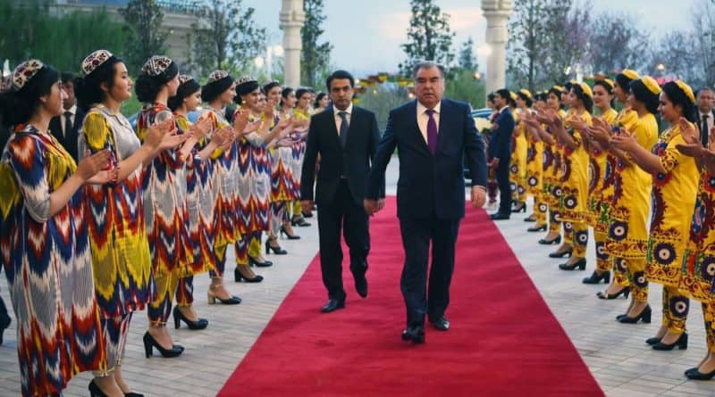 Таджикистан: школьница умерла после многочасовых репетиций к празднованию Навруза